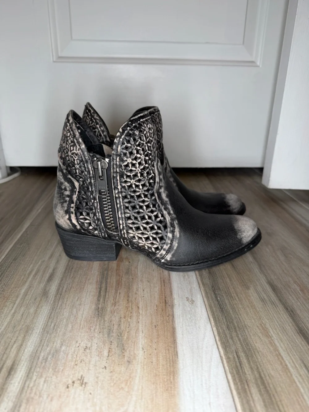 Circle G by Corral Laser Cut Zip Ankle Boots Bootie Black Womens Size 8.5